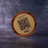 QR Code imprimé sur une plaque en bois de chêne