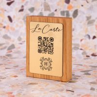 Support pour qr code en bois avec une plaque gravée en laiton