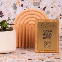 Support pour qr code en bois avec une plaque gravée en laiton