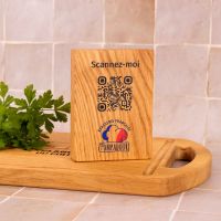 Support pour qr code en bois avec une plaque gravée en laiton