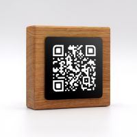 qr code totem carré en bois noir pour restaurant hôtel support chevalet plaque