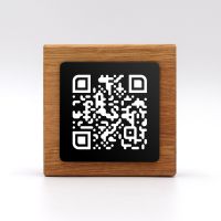 qr code totem carré en bois noir pour restaurant hôtel support chevalet plaque