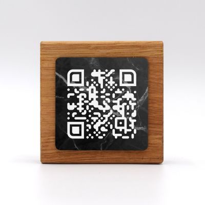 qr code totem carré en bois marbre noir pour restaurant hôtel support chevalet plaque