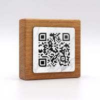 qr code totem carré en bois marbre blanc pour restaurant hôtel support chevalet plaque