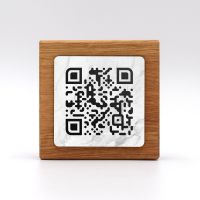 qr code totem carré en bois marbre blanc pour restaurant hôtel support chevalet plaque