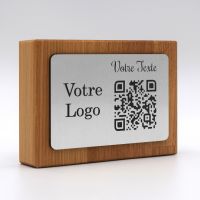 Menu QR Code sur une plaque inox et chêne biais