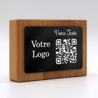 QR code sur une plaque noire fixée sur du bois biais