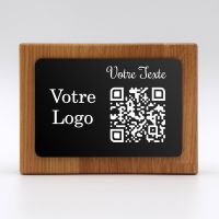 QR code sur une plaque noire fixée sur du bois