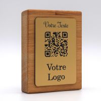 Support qr code en chêne avec plaque laiton pour restaurant biais